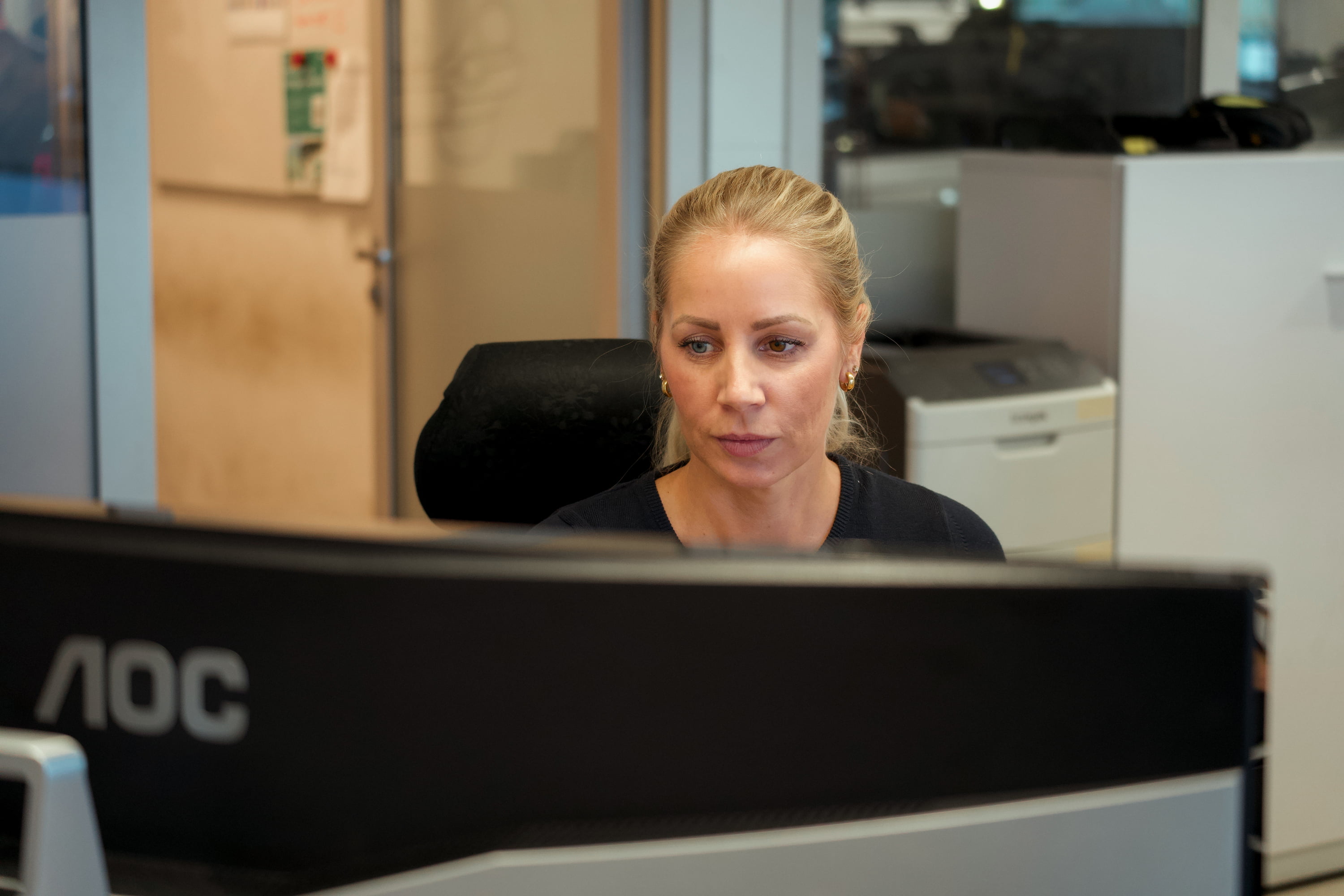 Kvinner sitter på pc i kontorlandskap