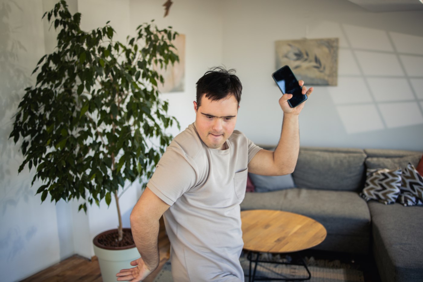 ung mann danser med mobil - bsu