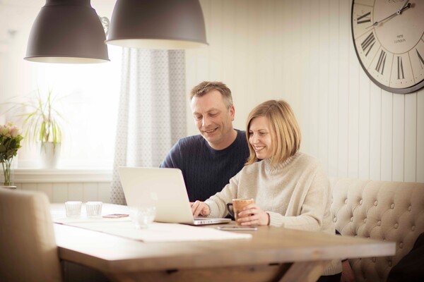 Mann og dame foran pc