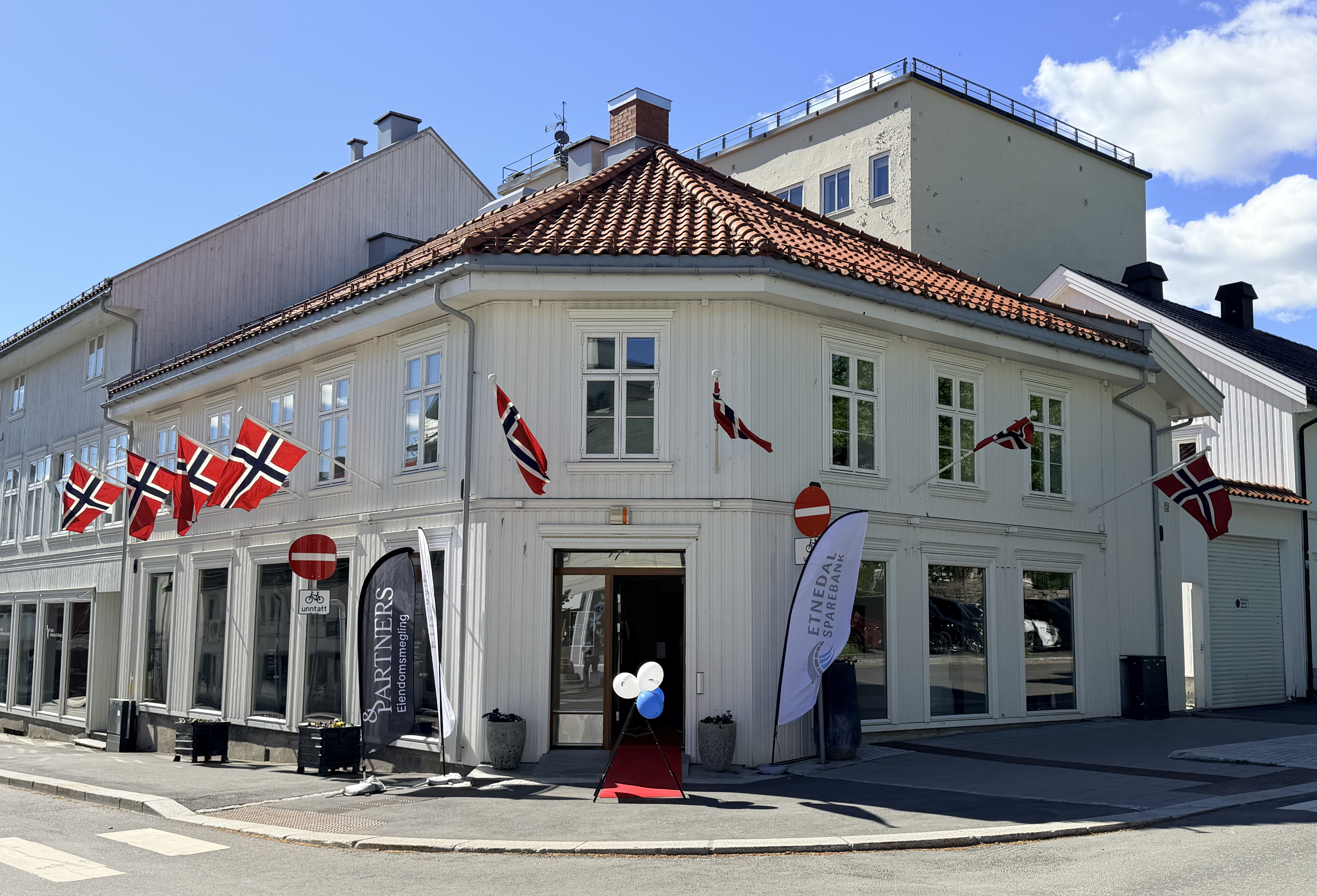 Lokalet til Etnedal Sparebank i Nedre Torvgate 12 på Gjøvik pyntet med flagg, ballonger og profilflagg i anledning åpningen. 