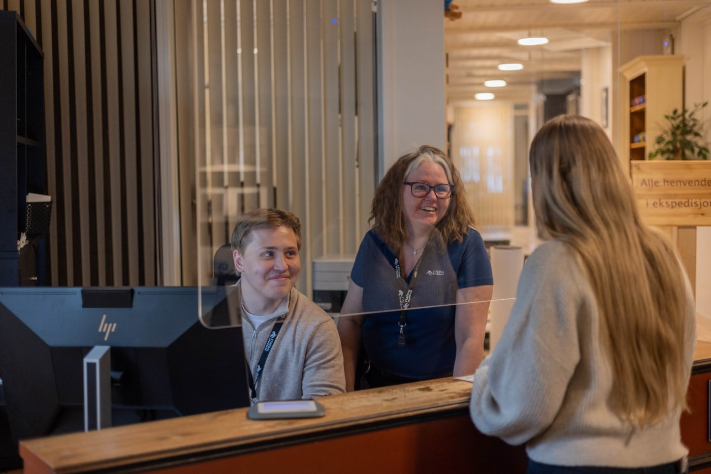 To kunderådgivere som ekspederer en kunde