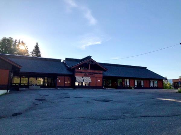 Bankens lokale på Bruflat i solnedgang sommer